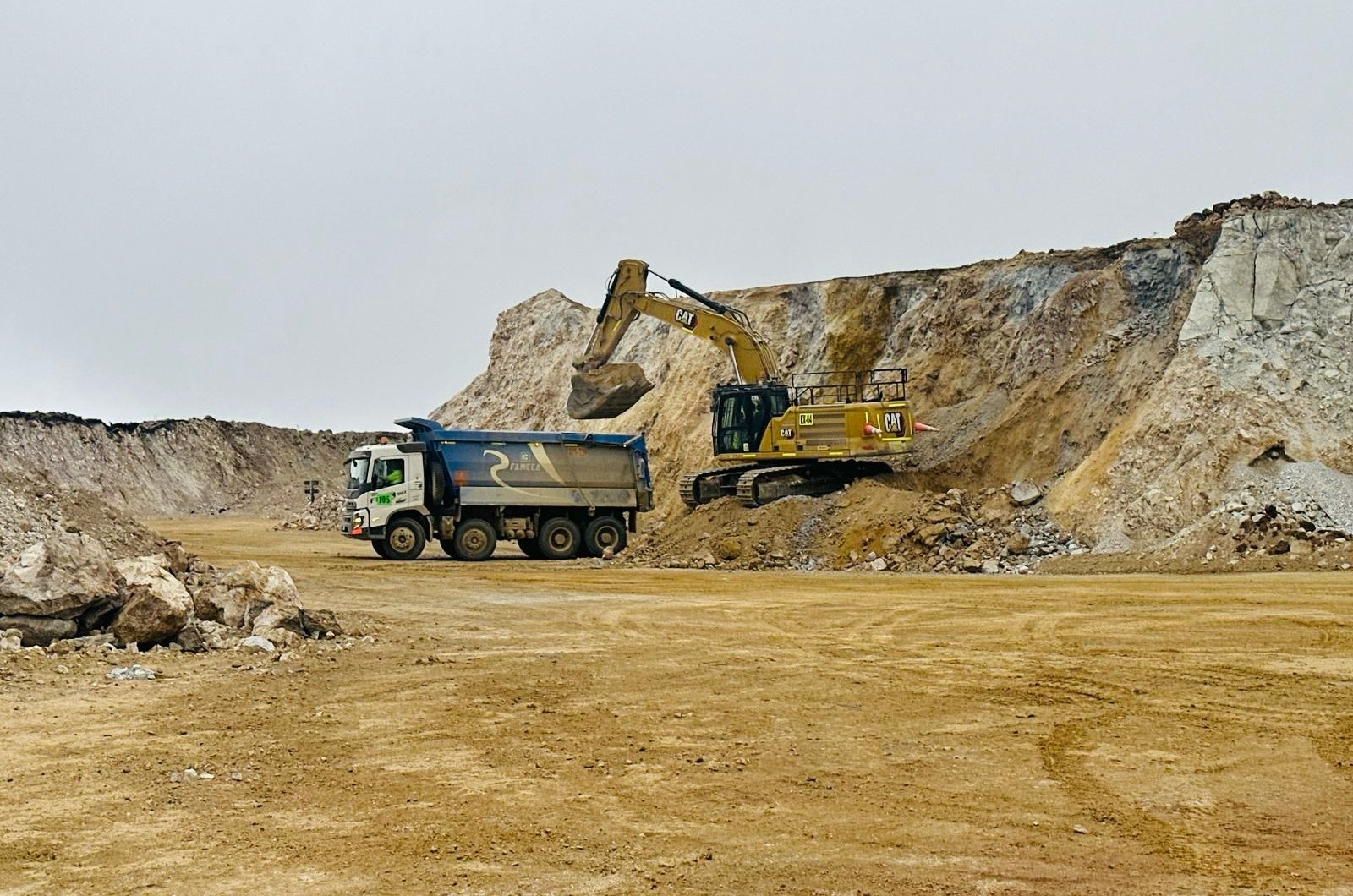 Flota de volquetes EMACO